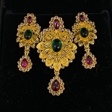 Antique gold pendant set by 
