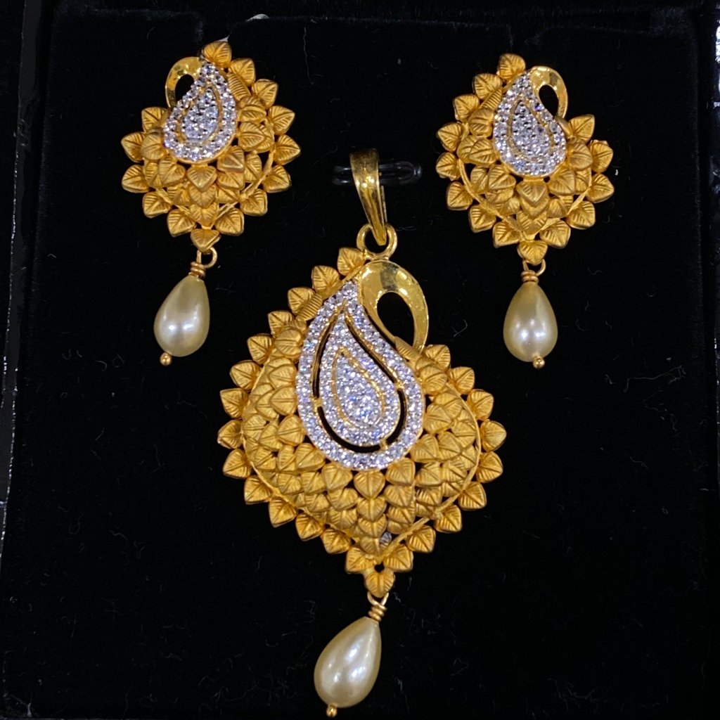 Cz gold fusion pendant set